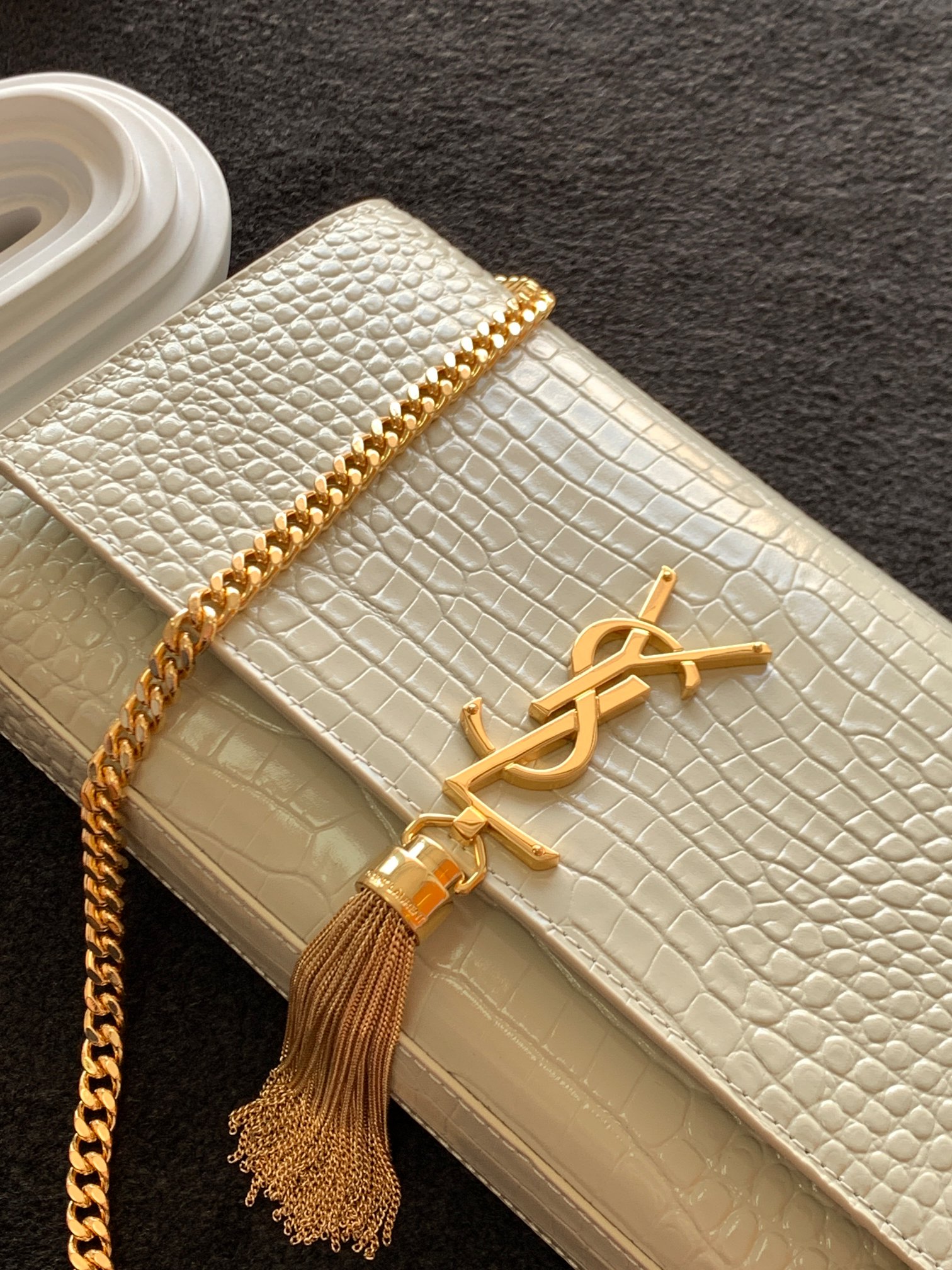 Y51 medium kate with tassel in crocodile-embossed shiny leather white 354119 24 x 14.5 x 5.5 cm