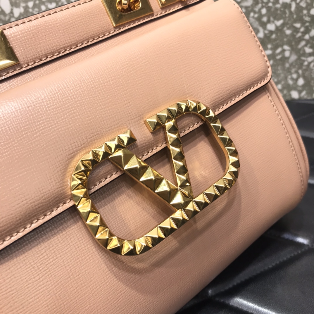 Va1e*ntin0 medium rockstud alcove handbag in grainy calfskin rose cannelle ww2b0j41bqz 23 x 20 x 6 cm