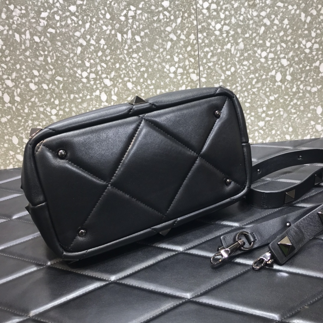 Va1e*ntin0 roman stud the handle bag in nappa black metal ww2b0i96bsf 28 x 16 x 20 cm