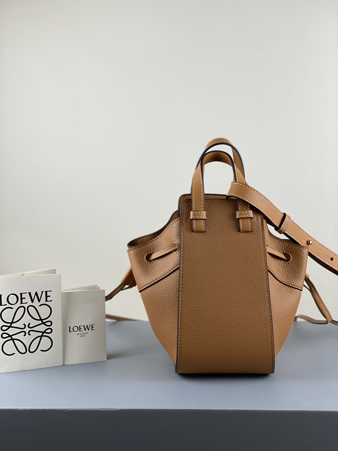 L0ew* mini hammock drawstring classic calfskin leather tan 314.30.v07 19.5 x 17 x 11 cm