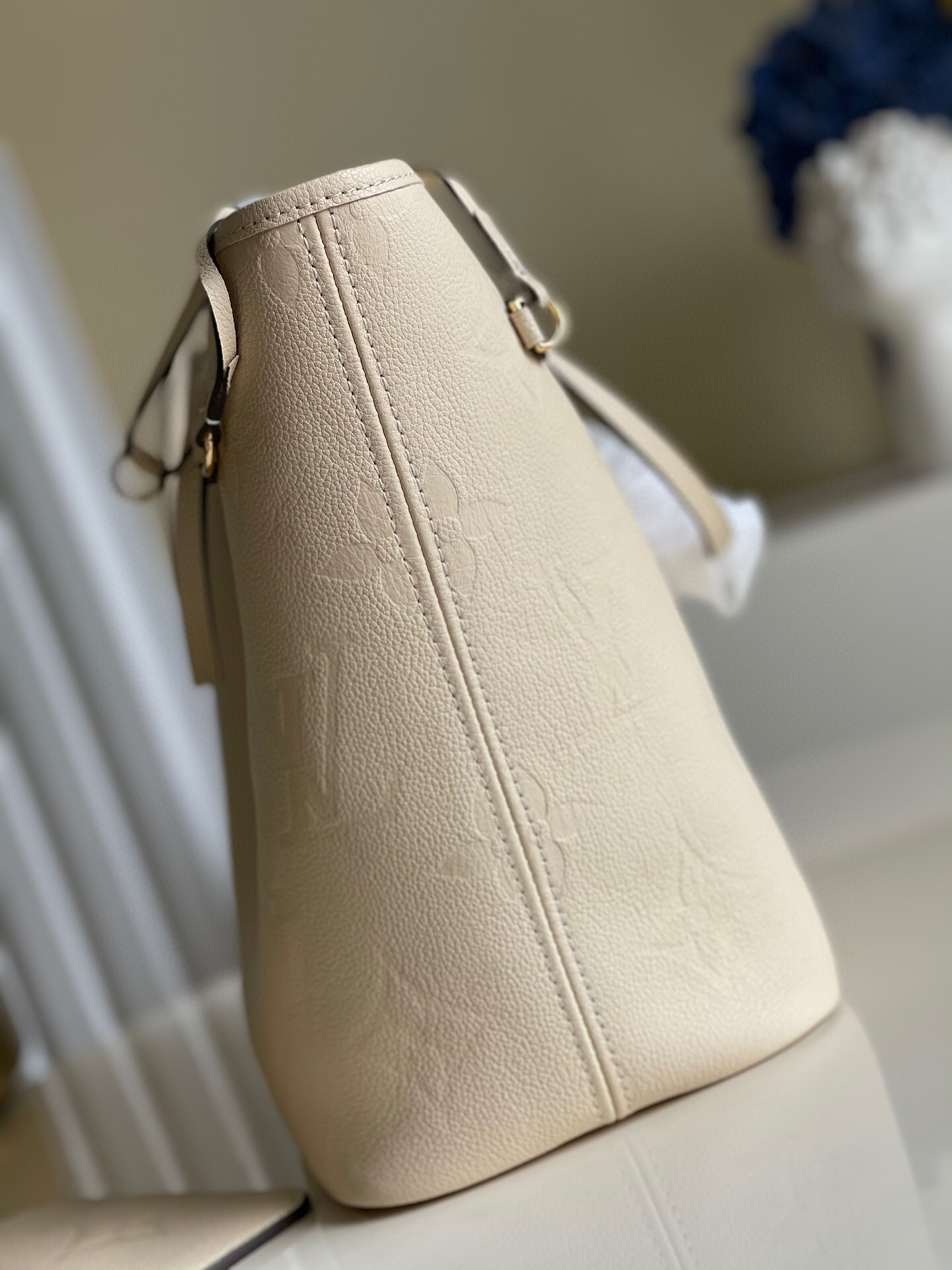 l0vis Vvtt0n neverfull mm monogram empreinte leather creme m45684 32 cm