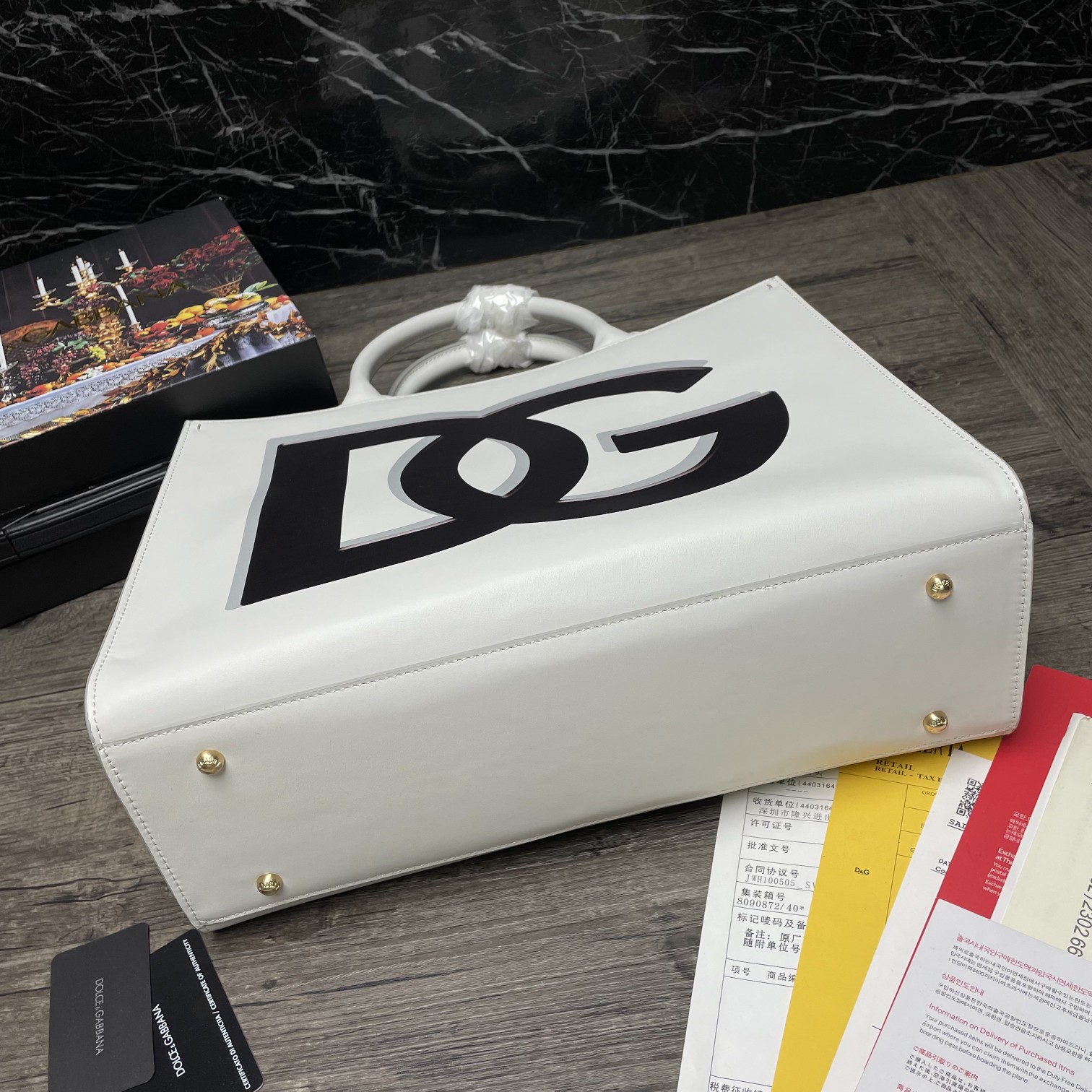 d01ce & Gab*a*a small dg daily shopper with dg logo print calfskin white bb7023 36 x 28.5 x 13 cm