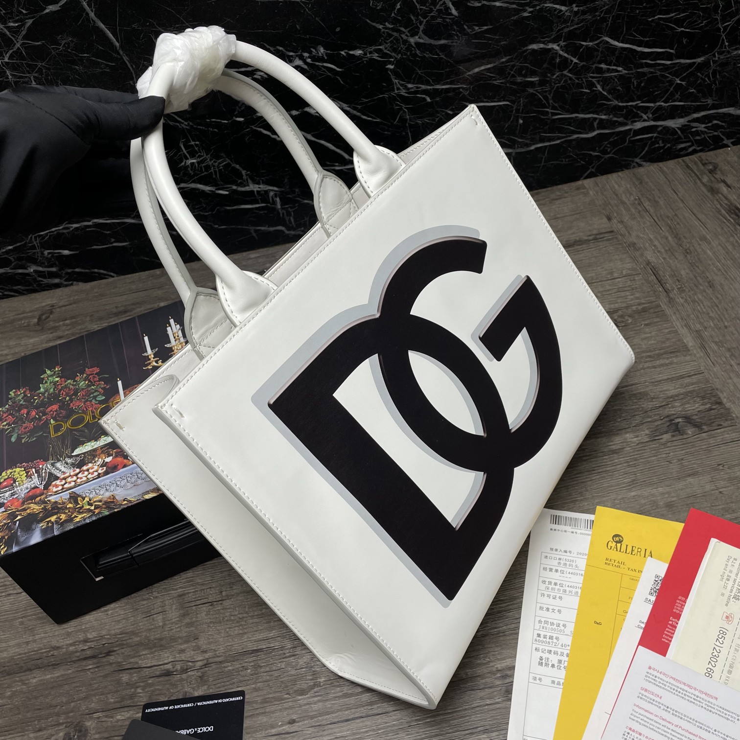 d01ce & Gab*a*a small dg daily shopper with dg logo print calfskin white bb7023 36 x 28.5 x 13 cm
