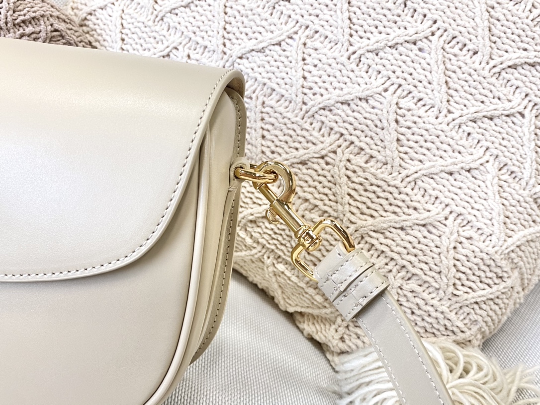 D10r medium bobby bag beige box calfskin m9319umol 22 x 7 x 18 cm