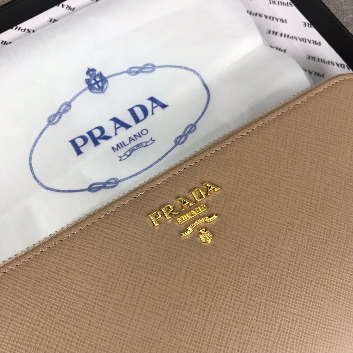 Pra*a large saffiano leather wallet beige 1ml506 20 x 10 cm