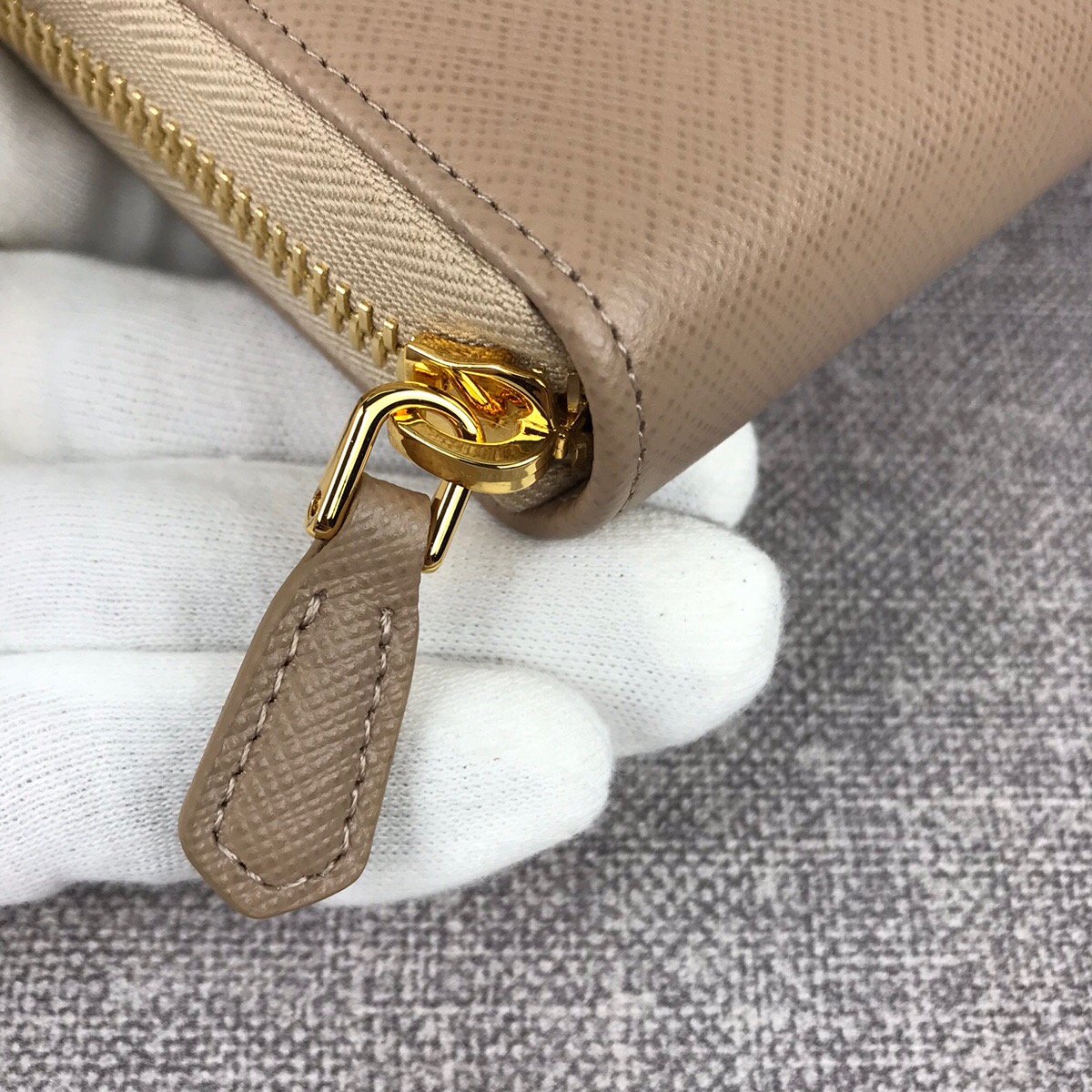 Pra*a large saffiano leather wallet beige 1ml506 20 x 10 cm