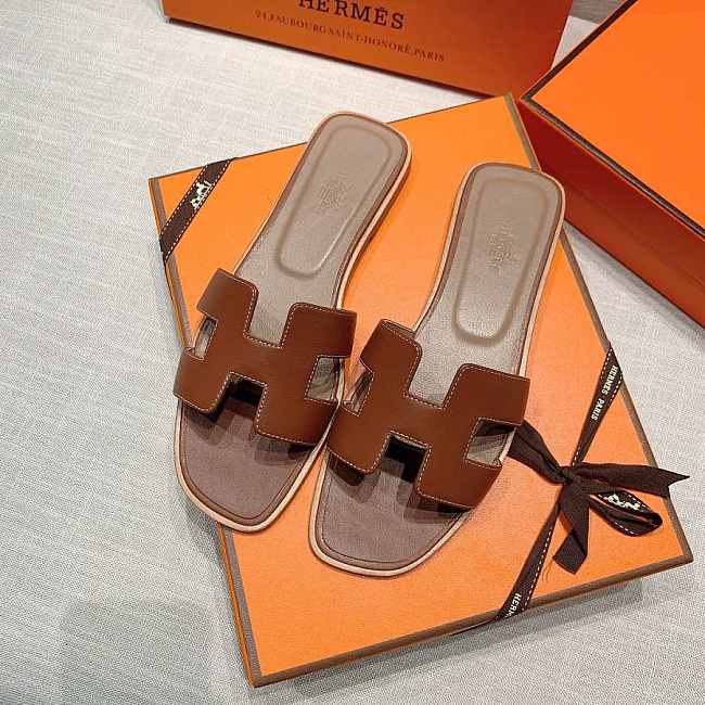 H**me5 slippers brown