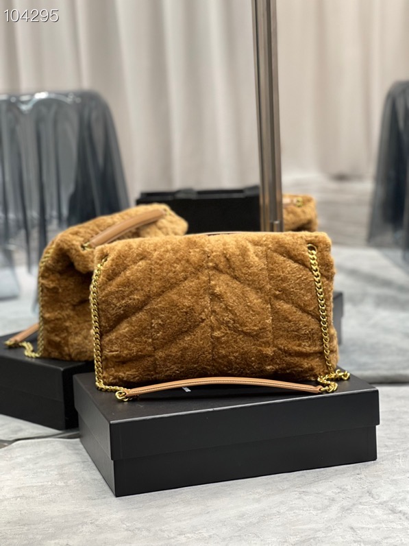 Y51 medium puffer bag in merino shearling and lambskin brown 57747529 35 × 23 × 13.5 cm