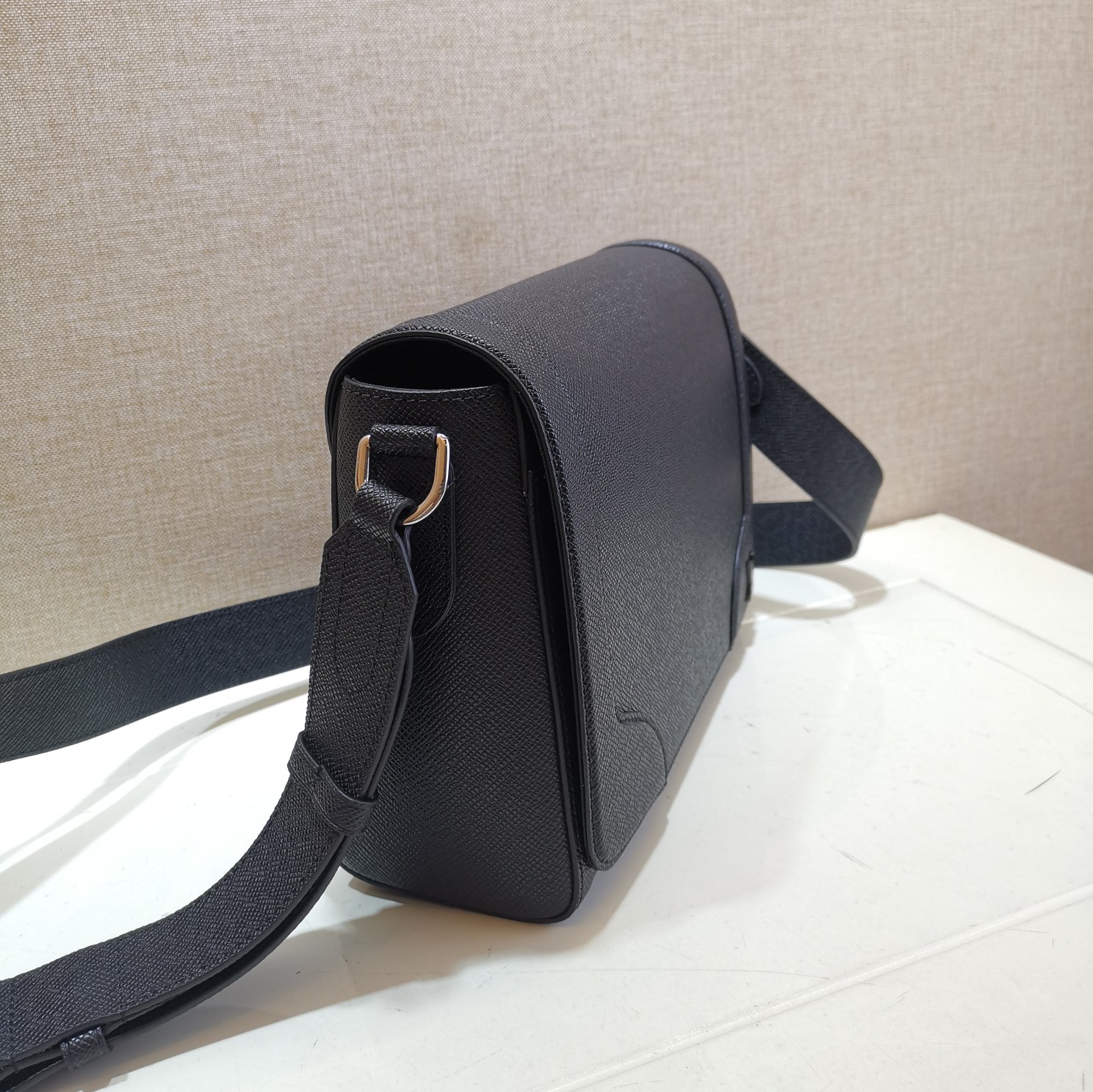 l0vis Vvtt0n new flap messenger taiga leather black m30807 28.3 x 18.3 x 4.3 cm