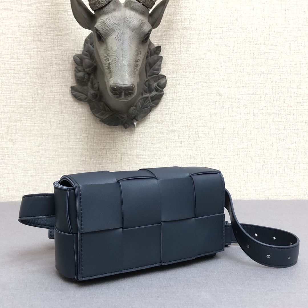 b0tt*ga Ven*ta belt cassette navy 639367 17.5 x 9.5 x 5 cm