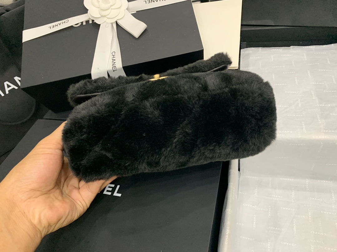 ch**el shearling lambskin flap bag G01den metal black as2240 15.5 x 21.5 x 6.5 cm