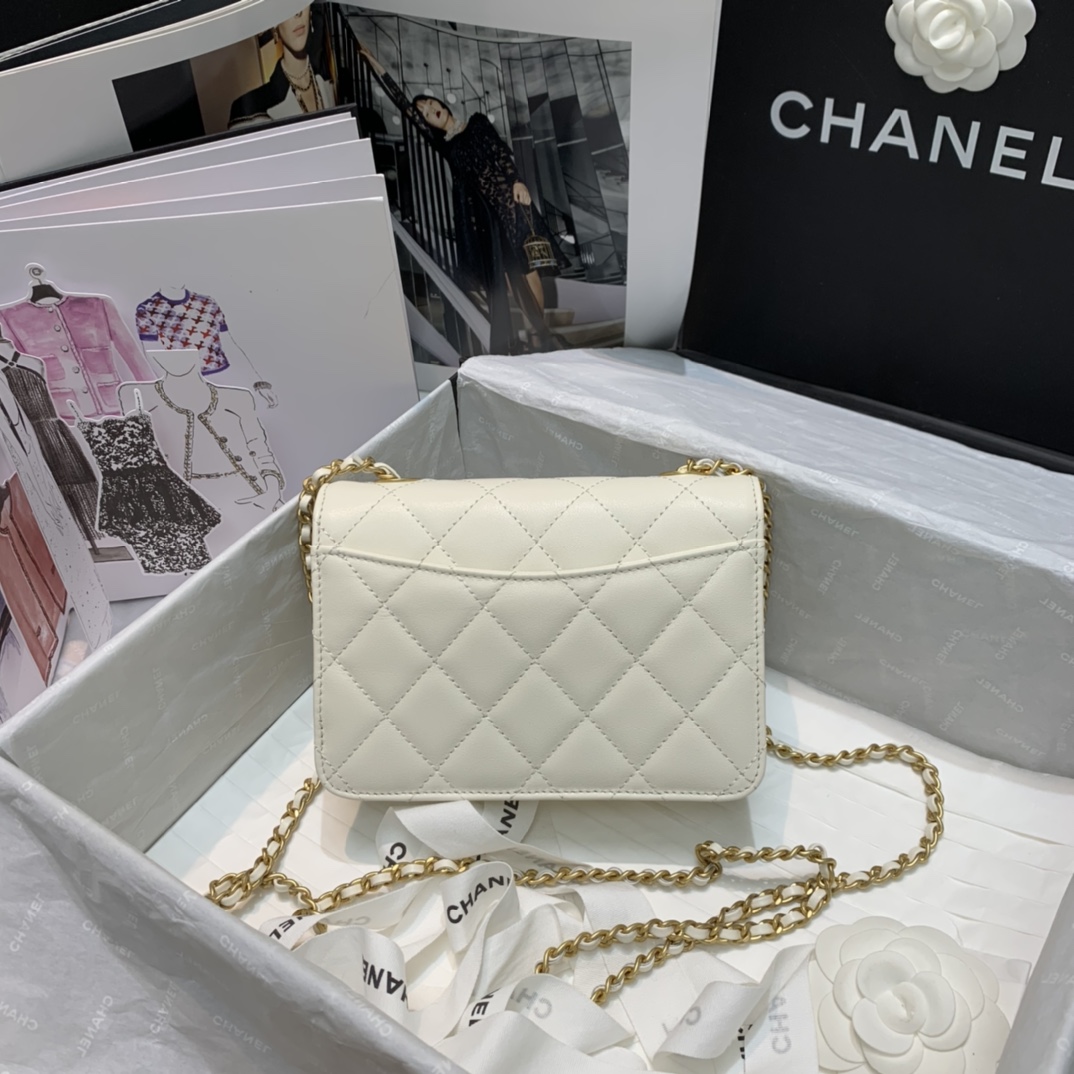Ch**el calfskin crystal pearls flap bag white as2259 18 x 12 x 7 cm