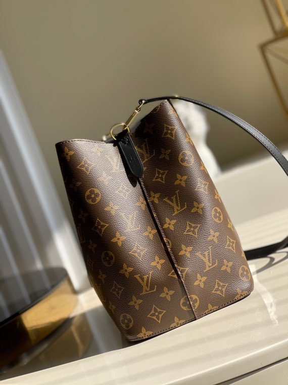 l0vis Vvtt0n néonoé mm monogram canvas black m44020 26 cm