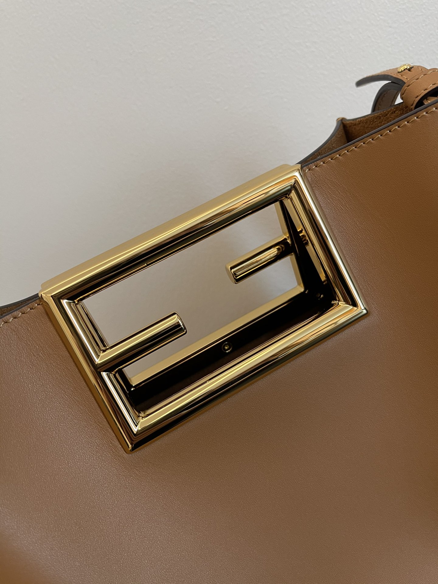 F**di small way leather shoulder bag brown 8bs054 20x9x17cm