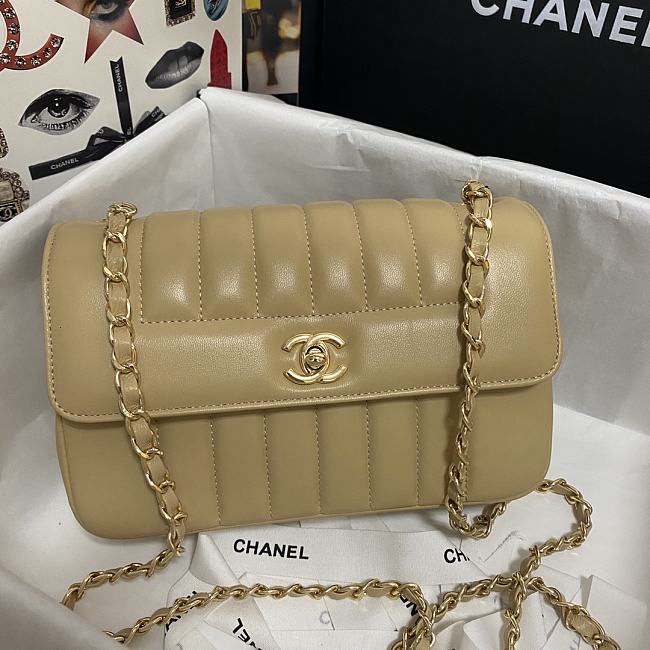 Ch**el 1992 vertical quilt cc shoulder bag as1499 23 x 14 x 7 cm
