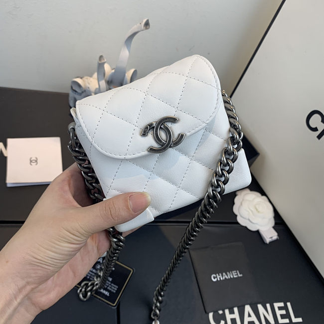 Ch**el mini quilted leather crossbody bag white as1169 19 x 12 x 9 cm