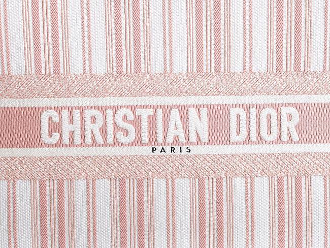 D10r book tote pink check
