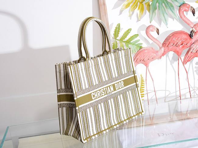 D10r book tote green check