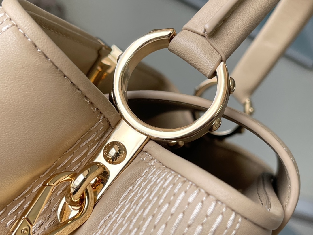 l0vis Vvtt0n capucines mm damier quilt lambskin creme 31.5 x 20 x 11 cm