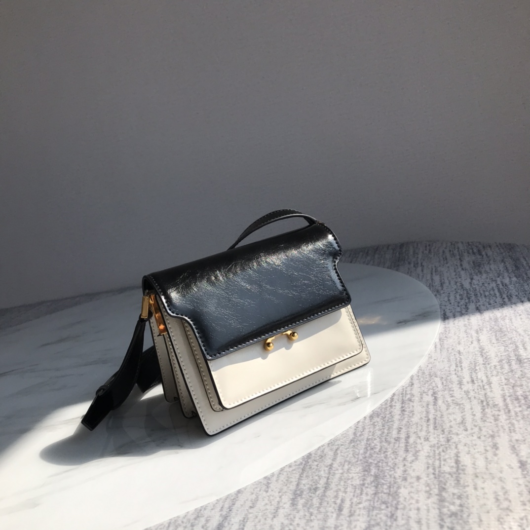 Ma*n1 mini trunk bag leather white/black z476n 18 × 13 × 6.5 cm