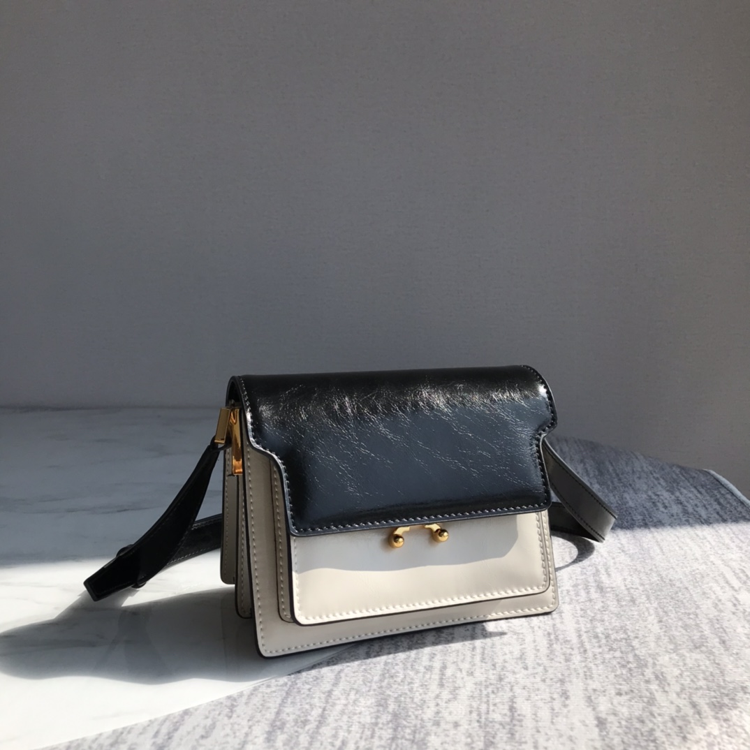 Ma*n1 mini trunk bag leather white/black z476n 18 × 13 × 6.5 cm