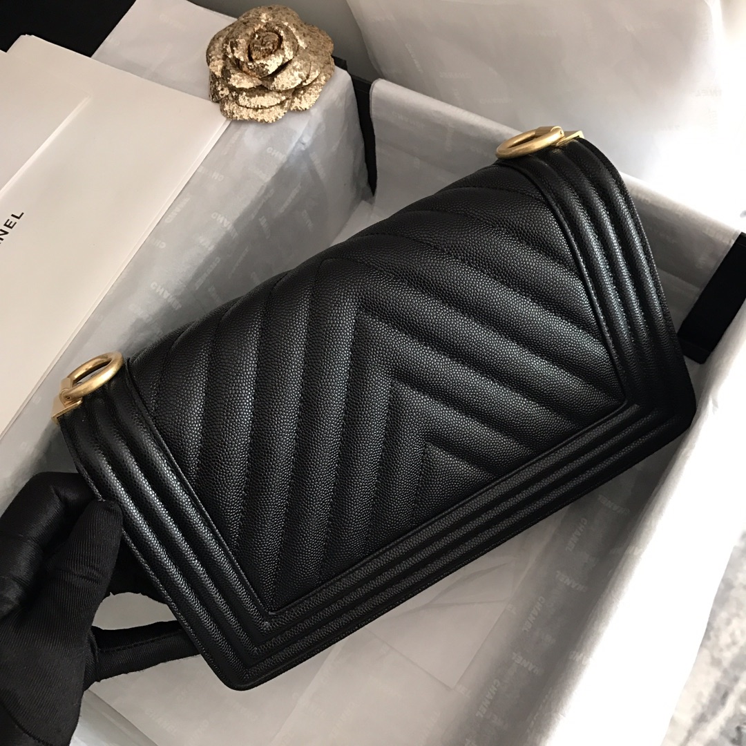 Ch**el medium boy bag chevron gold-tone metal grained leather black a67086 25cm