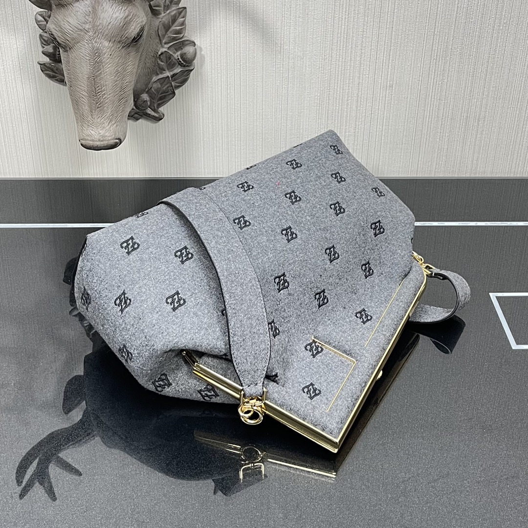 F**di medium first flannel gray 8bp127 32.5 x 15 x 23.5 cm
