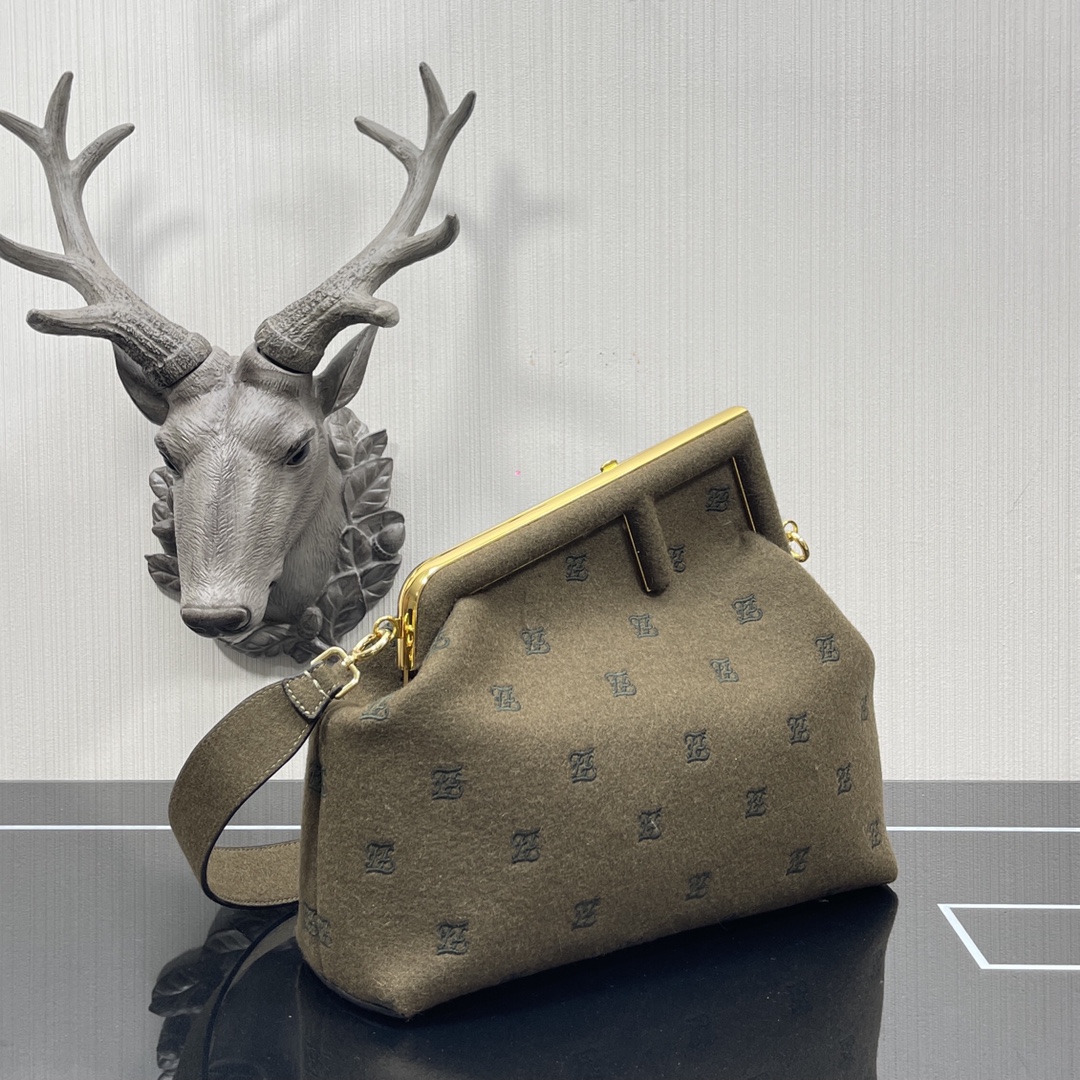 F**di medium first flannel olive green 8bp127 32.5 x 15 x 23.5 cm