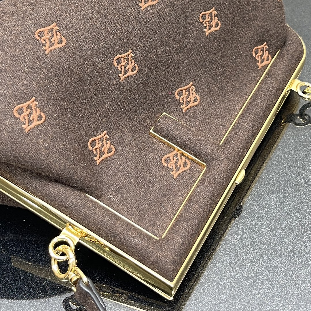F**di small first flannel dark brown 8bp129abve 26 x 9.5 x 18 cm