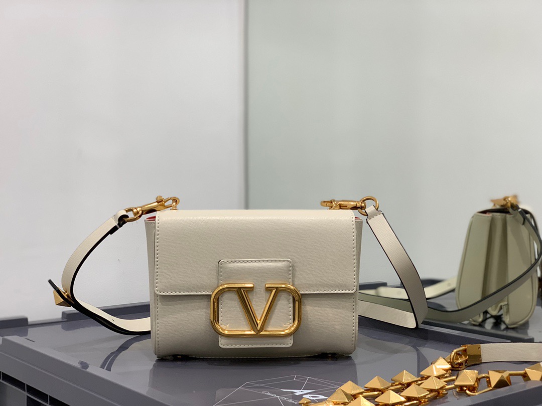 Va1e*ntin0 stud sign grainy leather shoulder bag white xw2b0j96cpd0no 20 x 15 x 7 cm