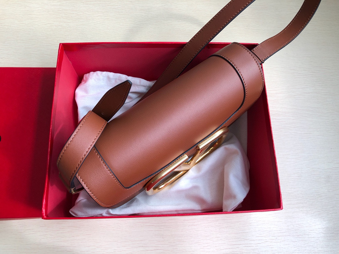 Va1e*ntin0 garavani s*pervee crossbody bag leather brown wb0g09zxl 26.5 x 9 x 15 cm