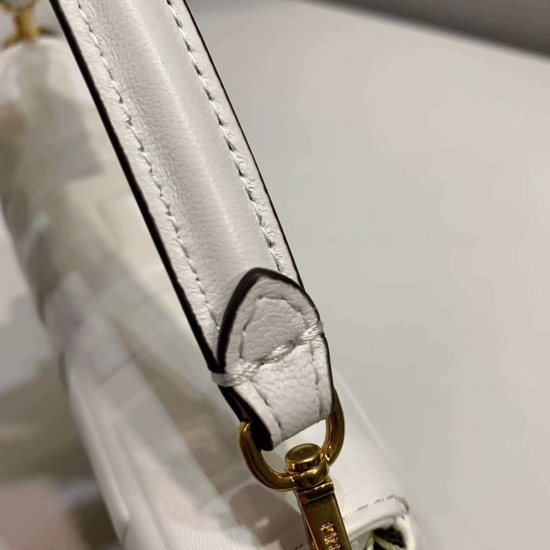 F**di small nappla leather white 8bs017 18 x 4 x 11 cm