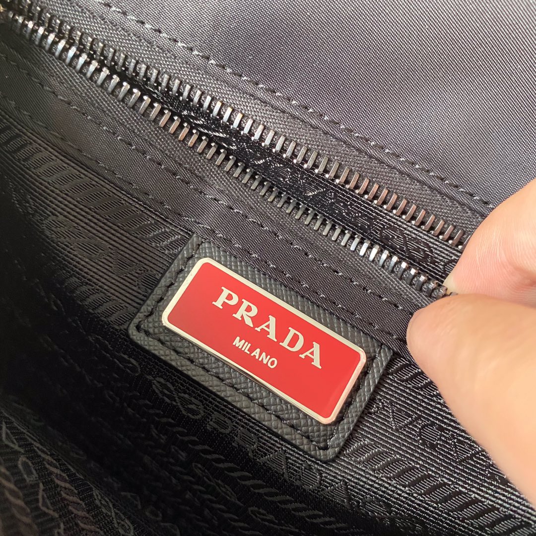 Pra*a re-nylon/saffiano leather shoulder bag black/red 2vd034 16 x 22 x 8.5 cm