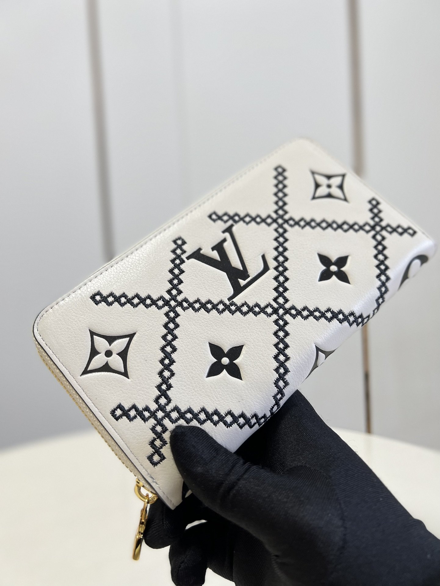L-V M81141 Zippy Monogram Vernis white 19.5cm