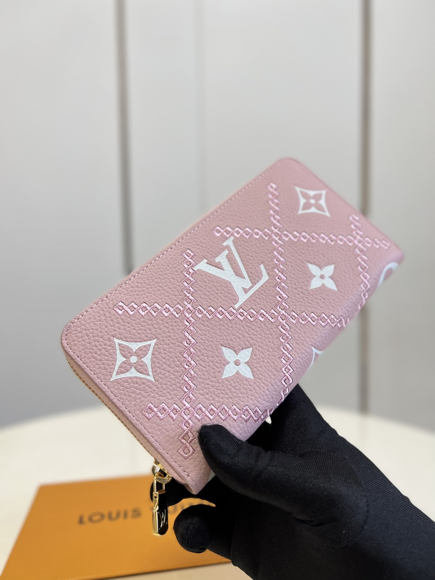L-V M81141 Zippy Monogram Vernis pink 19.5cm
