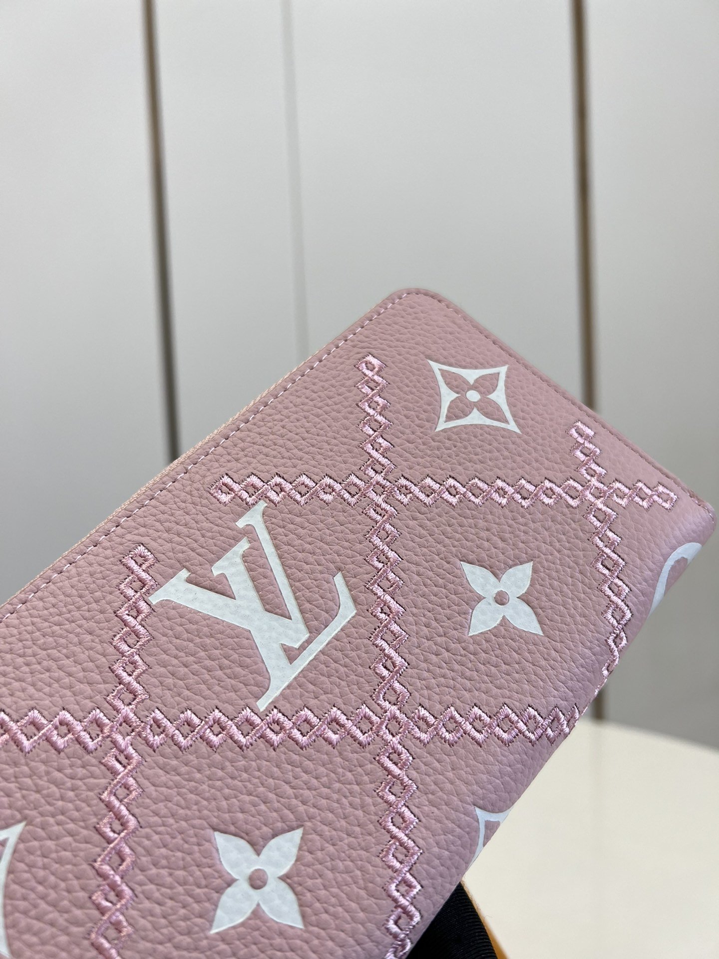 L-V M81141 Zippy Monogram Vernis pink 19.5cm