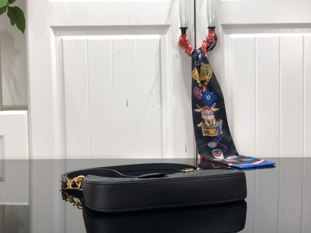 LV EASY POUCH ON STRAP M80356 19cm