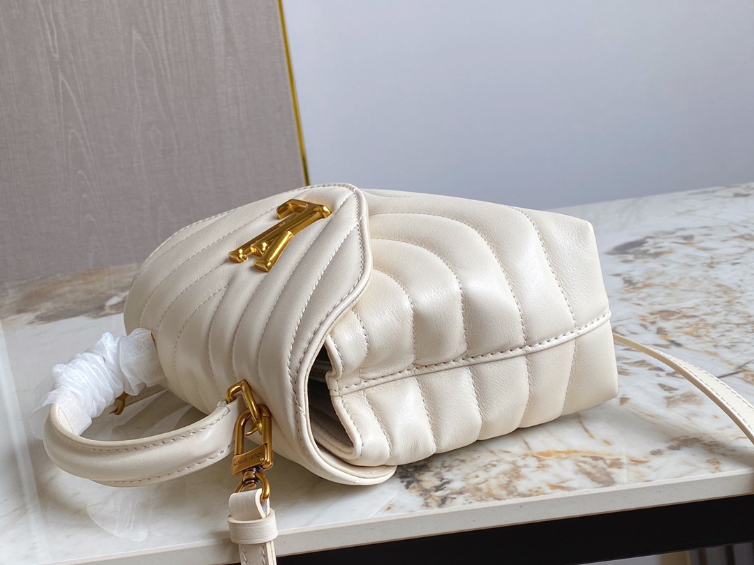 LV NEW WAVE HOLD ME M21720 Ivory - 23 x 15 x 10cm