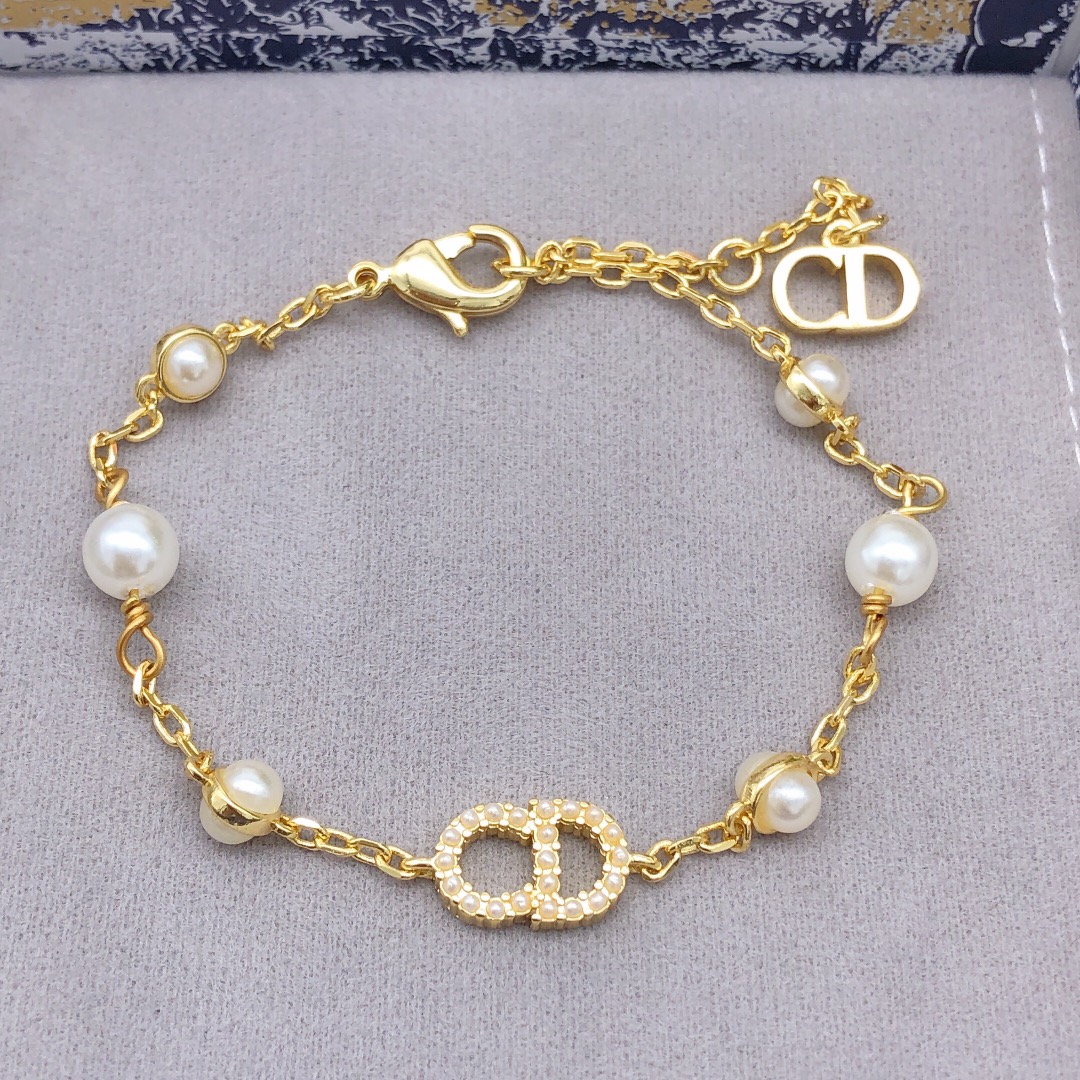 d10r cd G01den  peal bracelet