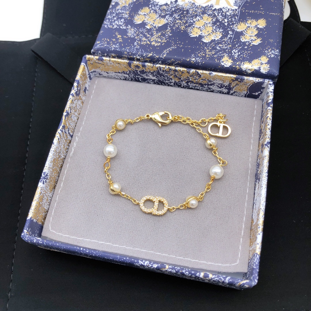 d10r cd G01den  peal bracelet