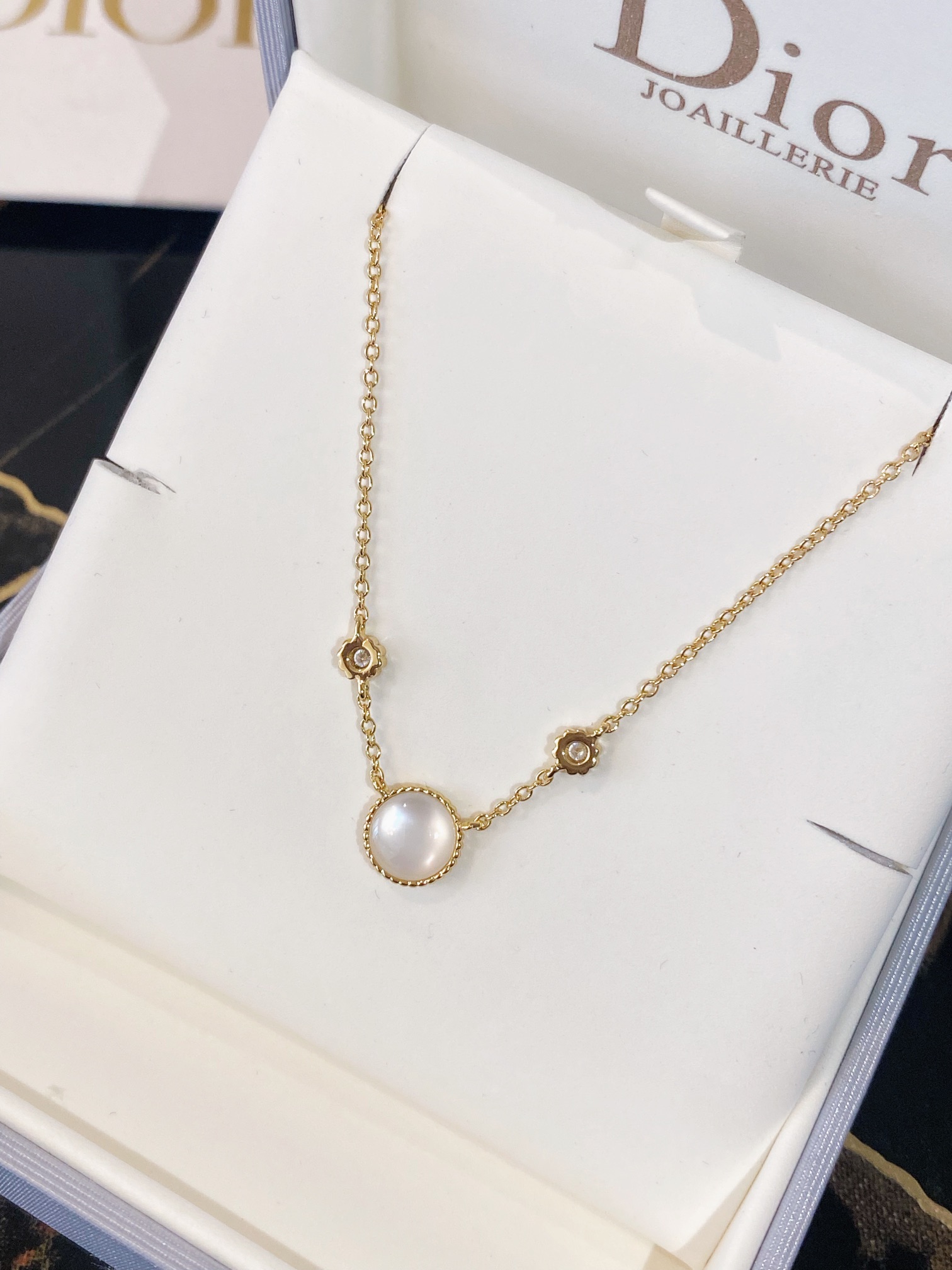 d10r vents white and G01den necklace 001