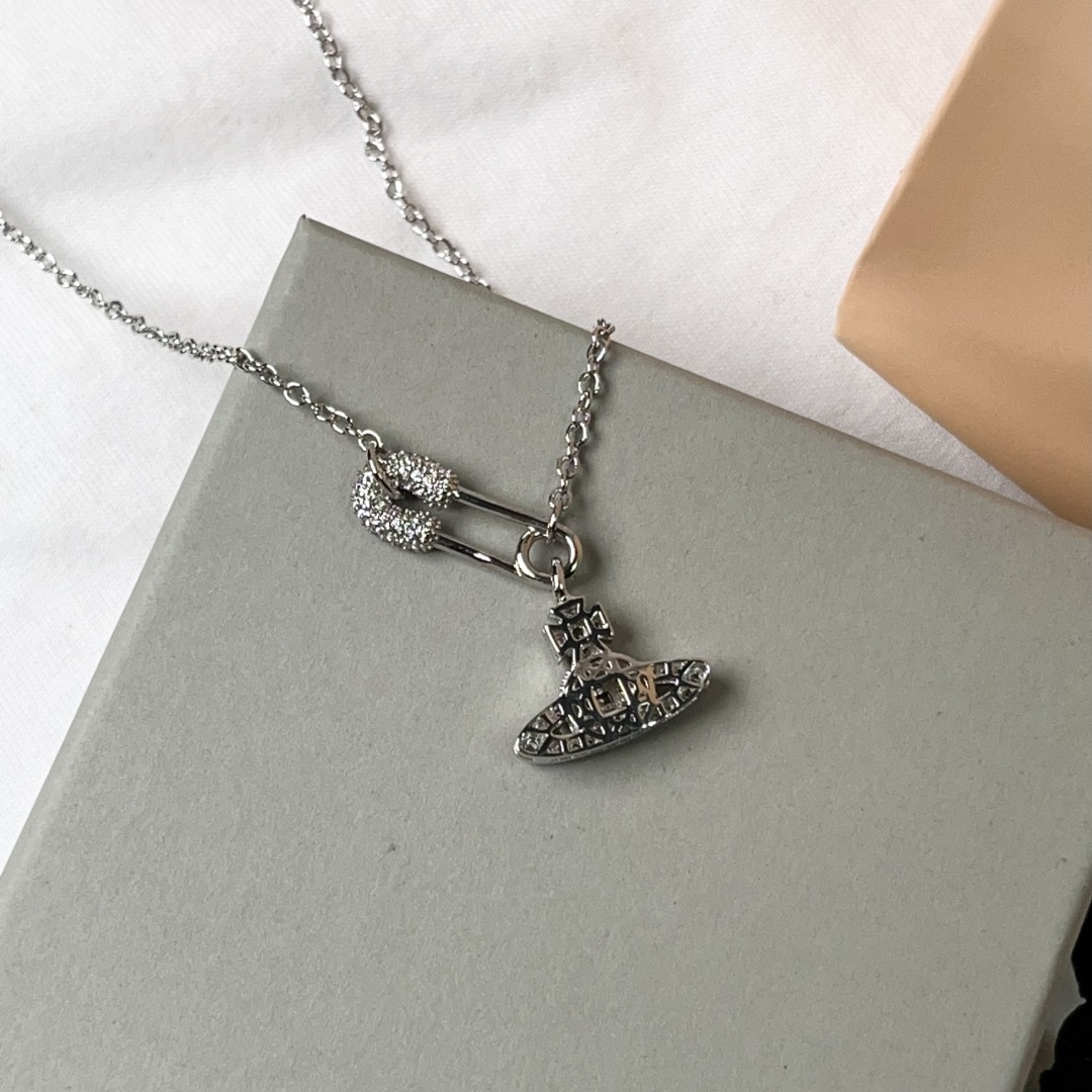 u1u1enne westwood sliver necklace