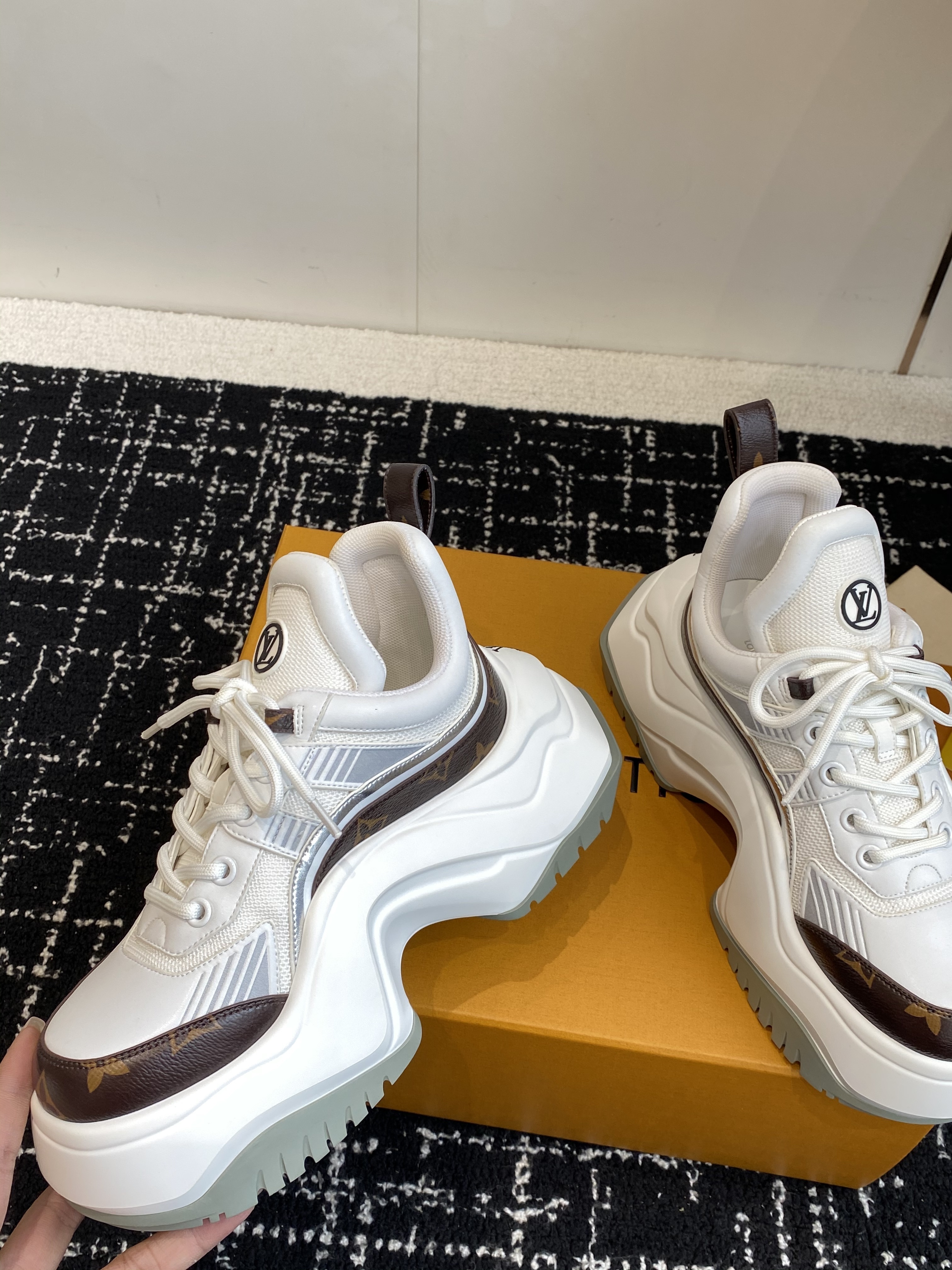 LV Sneaker 02