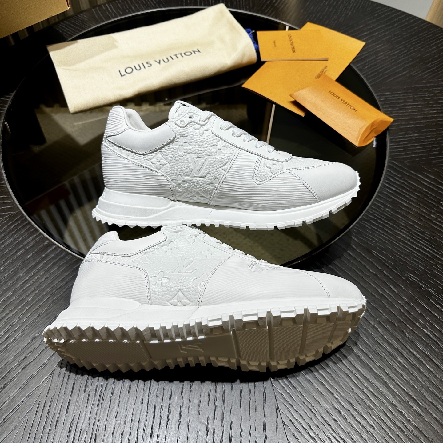 LV Run Away 02